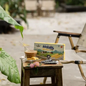 Thưởng thức Bánh sữa sầu riêng Long Thành Premium với Cafe
