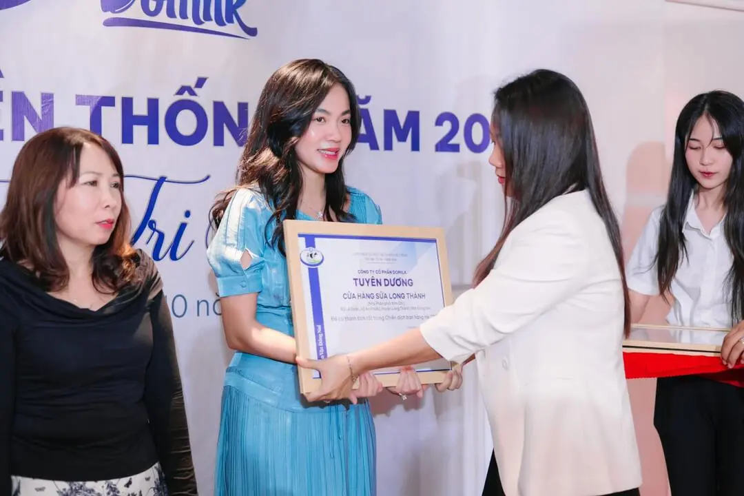Khách hàng nhận tuyên dương tại Họp mặt truyền thống năm 2024 của Công ty Cổ phần Domilk