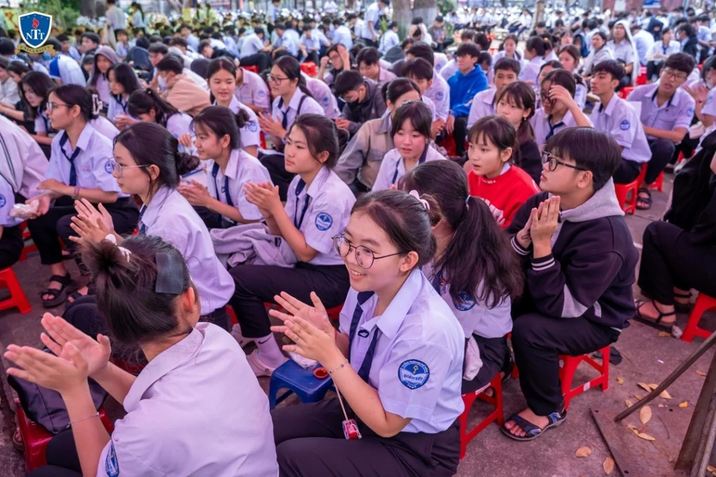 Ngày hội STEM - Sáng tạo không giới hạn: Hơn 1.500 học sinh tham gia trải nghiệm khoa học tại THPT Đoàn Kết 12 Ngay hoi STEM Sang tao khong gioi han Hon 1.500 hoc sinh tham gia trai nghiem khoa hoc tai THPT Doan Ket 7