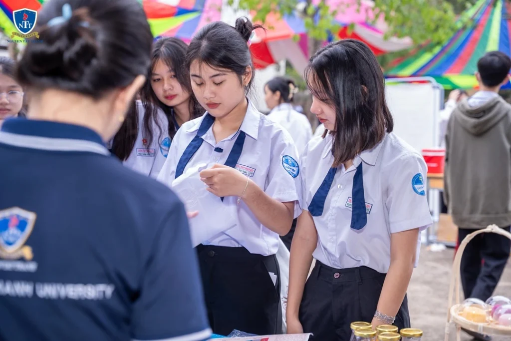 Ngày hội STEM - Sáng tạo không giới hạn: Hơn 1.500 học sinh tham gia trải nghiệm khoa học tại THPT Đoàn Kết 11 Ngay hoi STEM Sang tao khong gioi han Hon 1.500 hoc sinh tham gia trai nghiem khoa hoc tai THPT Doan Ket 9