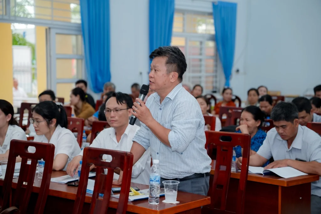 TS. Trần Tình - Trưởng Phòng Quản lý Khoa học và Hợp tác Quốc tế, Trường Đại học Phan Thiết đóng góp ý kiến tại Hội thảo