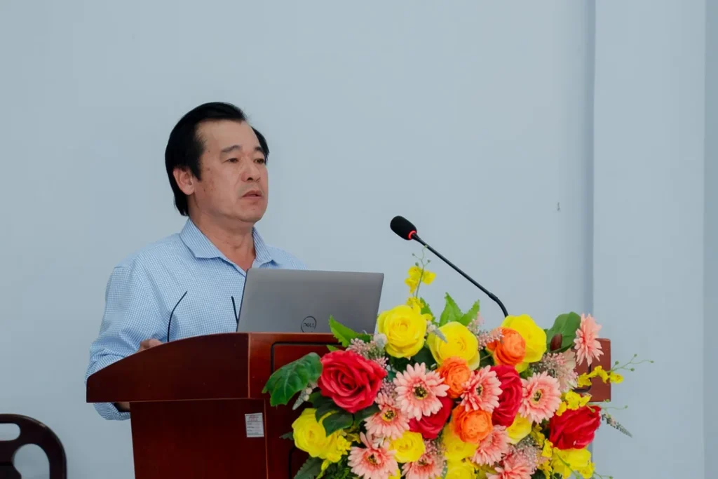 TS. Lương Thanh Sơn - Chủ tịch Liên Hiệp các Hội KHKT tỉnh Lâm Đồng trao đổi tham luận