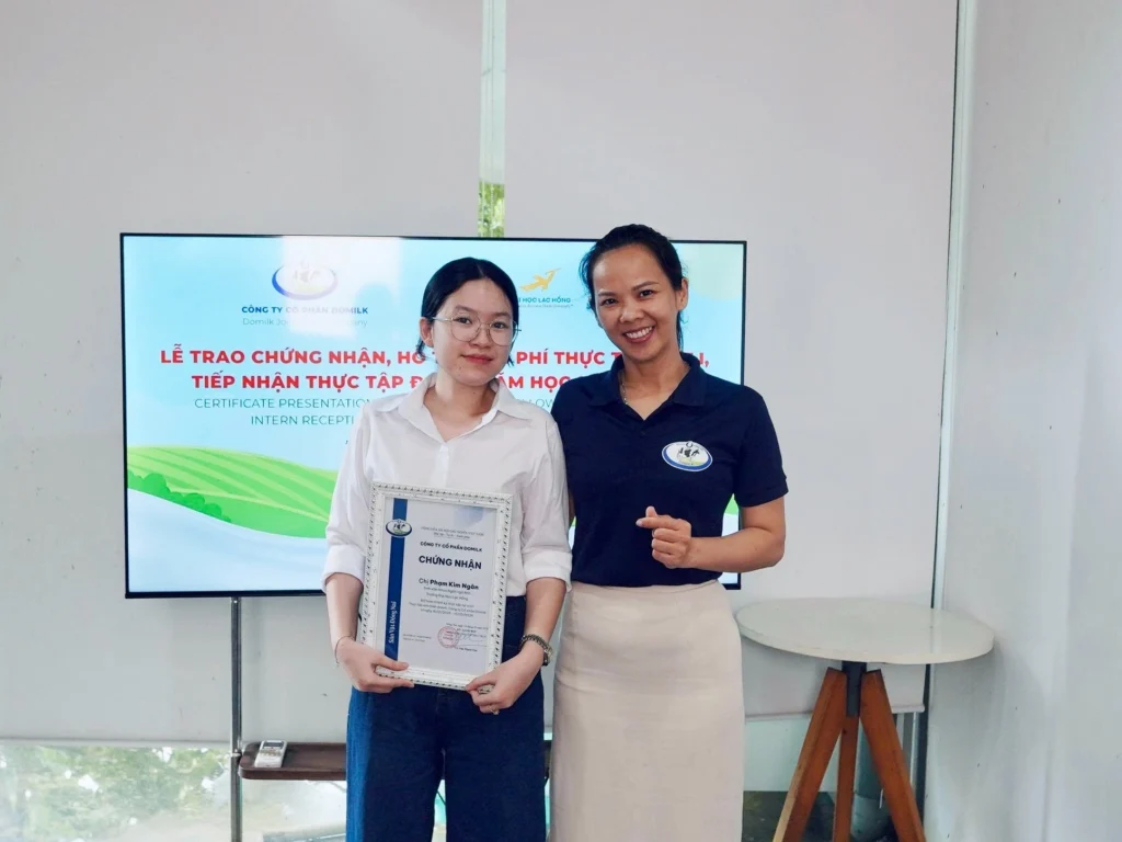 Thực tập sinh Trường Đại học Lạc Hồng chụp ảnh lưu niệm cùng người hướng dẫn từ NSX đặc sản Domilk
