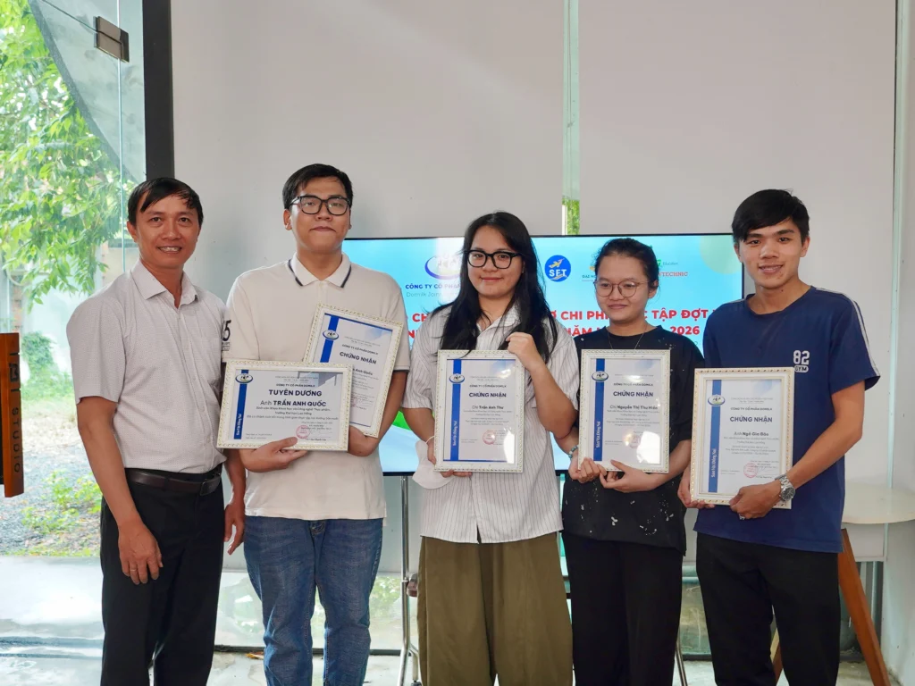 Thầy Nguyễn Văn Tỉnh, Giảng viên Khoa Khoa học và Công nghệ thực phẩm, Trường Đại học Lạc Hồng (Người ngoài cùng, bên trái)