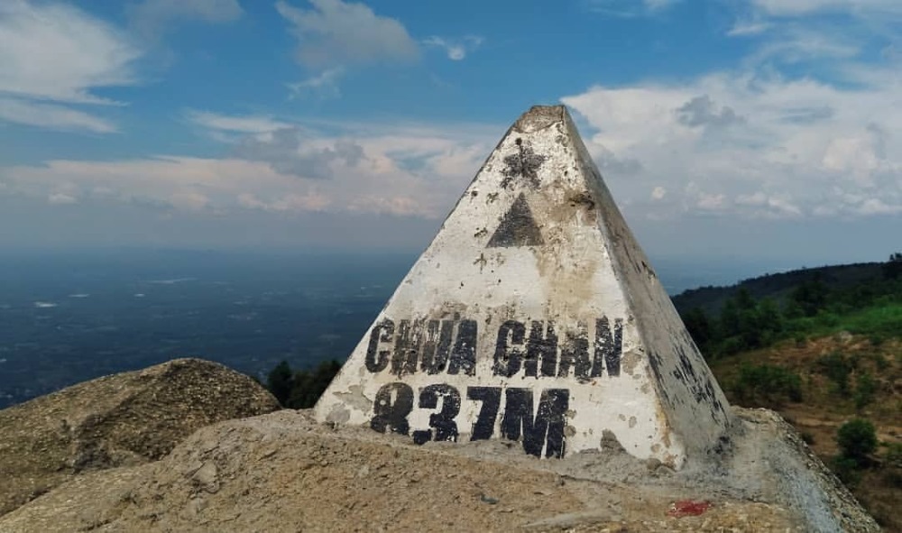 Đồng Nai có gì đặc biệt: Cùng khám phá 5 địa điểm nổi tiếng tại Đồng Nai dịp lễ 2/9 4 Hình ảnh đỉnh Núi Chứa Chan với cột mốc đặc trưng và khung cảnh thiên nhiên rộng lớn của Đồng Nai.