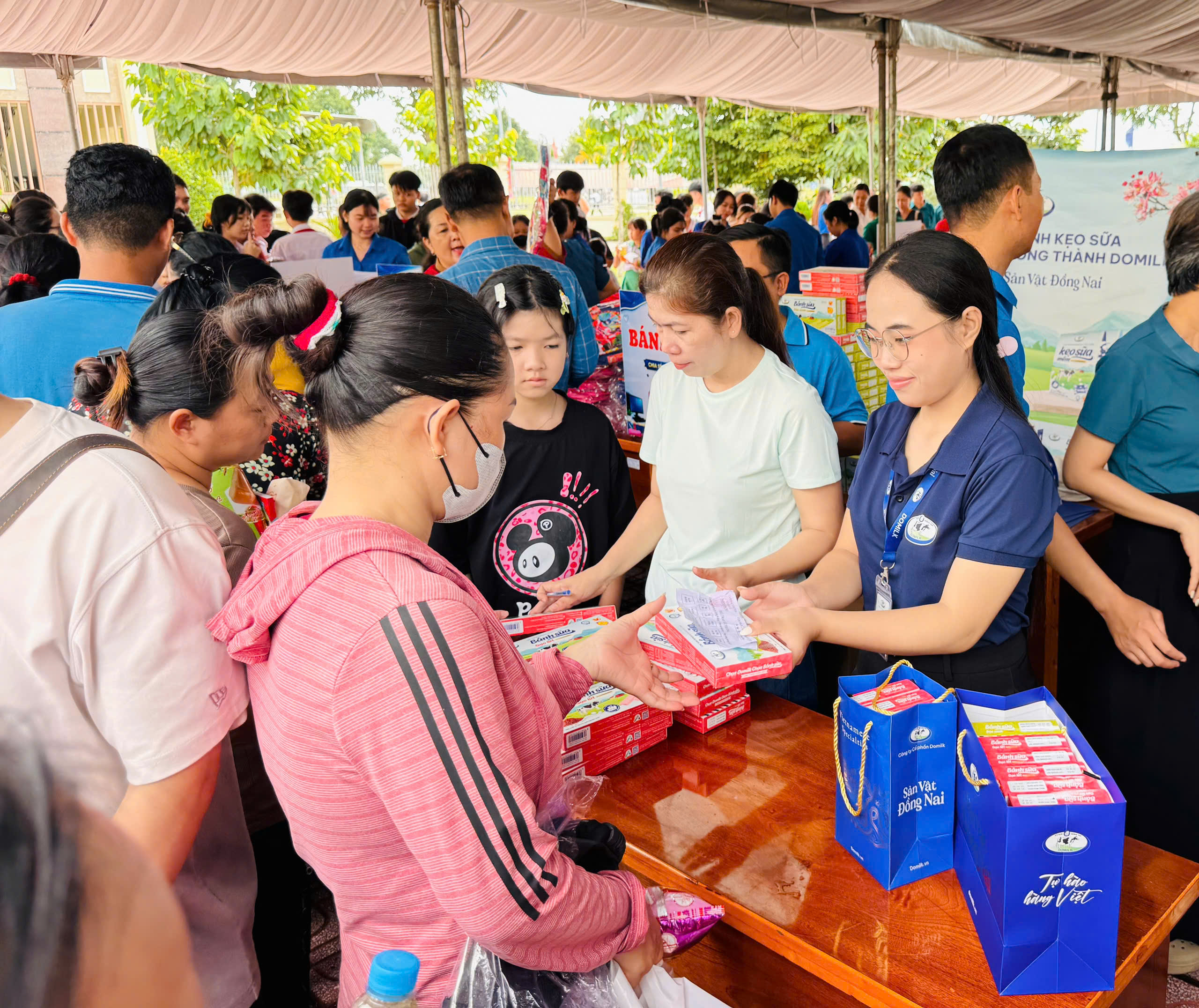 Siêu thị học đường 0 đồng: Trao yêu thương, tiếp sức đến trường cho học sinh khó khăn tại xã An Phước 2 Học sinh và phụ huynh trực tiếp lựa chọn, nhận các phần quà tại gian hàng trong chương trình Siêu thị học đường 0 đồng ở xã An Phước.