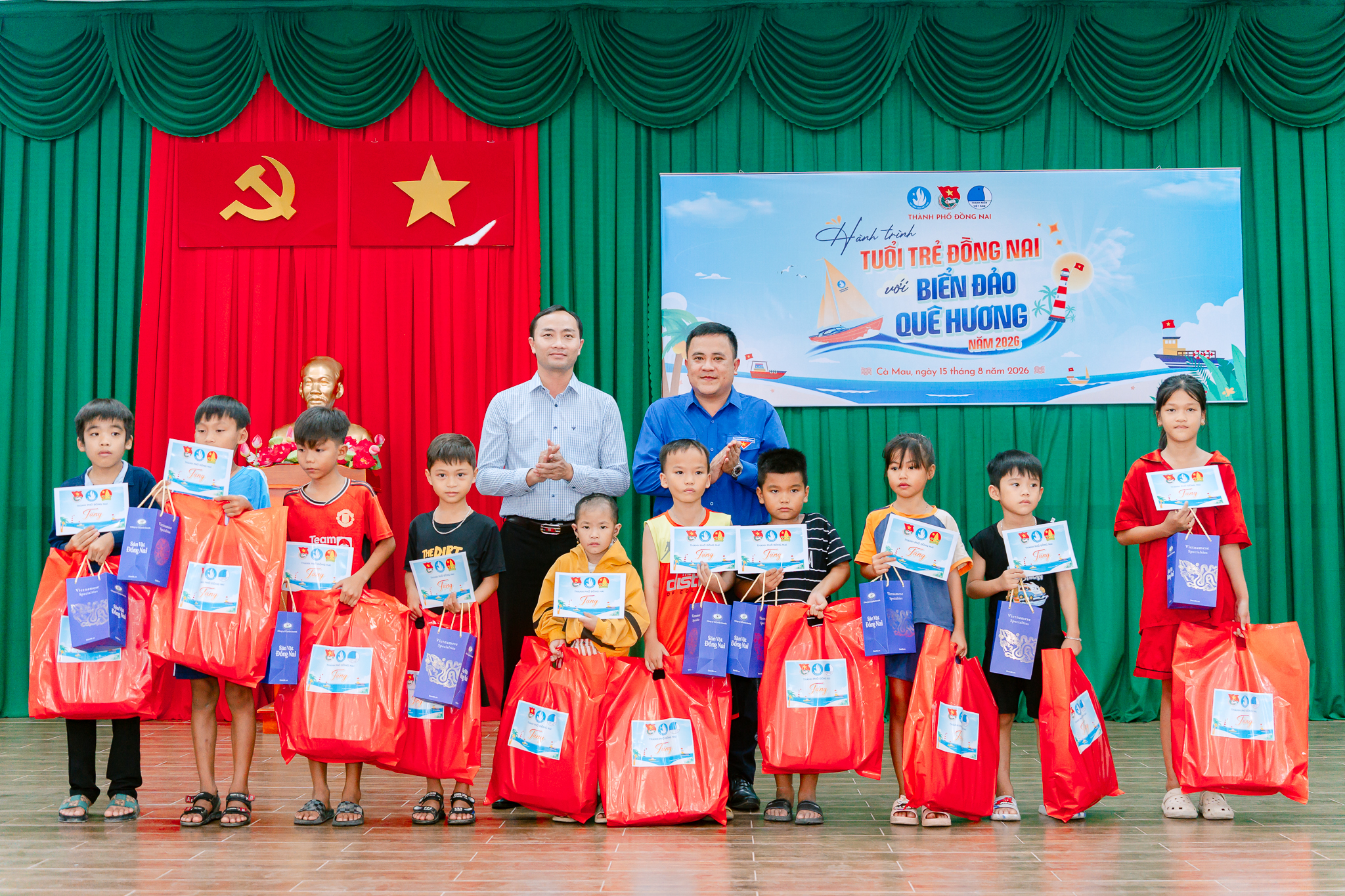 Hoạt động công tác xã hội của Thành đoàn, Hội Sinh viên và Hội Liên hiệp Thanh niên Việt Nam thành phố Đồng Nai tại xã Cái Đôi Vàm, tỉnh Cà Mau.
