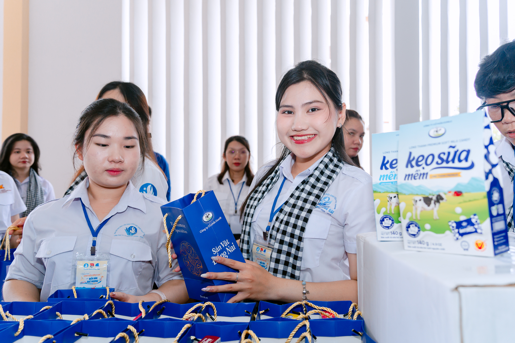 ánh kẹo sữa Long Thành được Domilk gửi tặng các em thiếu nhi tại xã Cái Đôi Vàm trong khuôn khổ hành trình Tuổi trẻ Đồng Nai với biển, đảo quê hương.