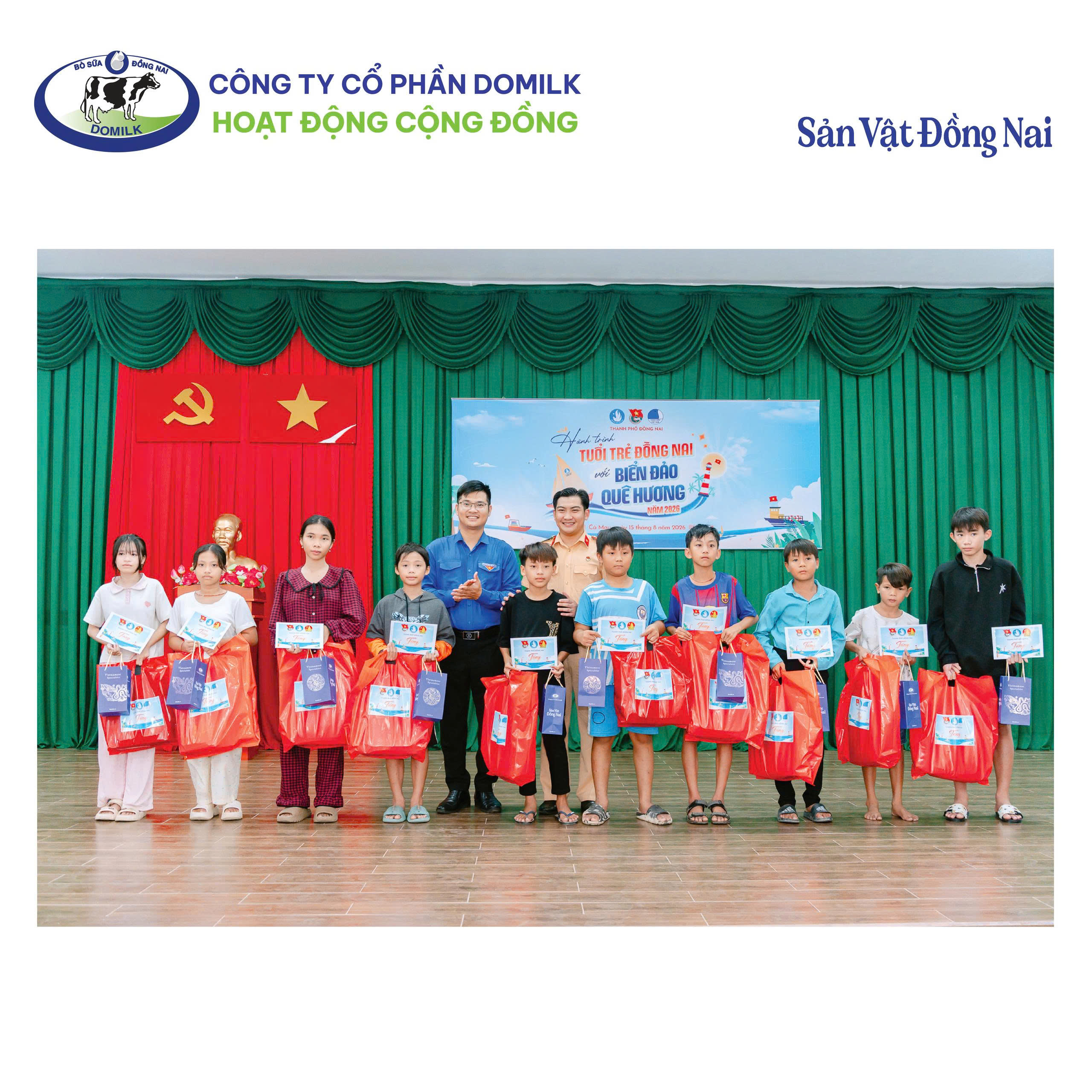 Hình ảnh Domilk đồng hành cùng hành trình Tuổi trẻ Đồng Nai với biển, đảo quê hương năm 2026 và trao tặng bánh kẹo sữa Long Thành đến thiếu nhi tại Cà Mau.
