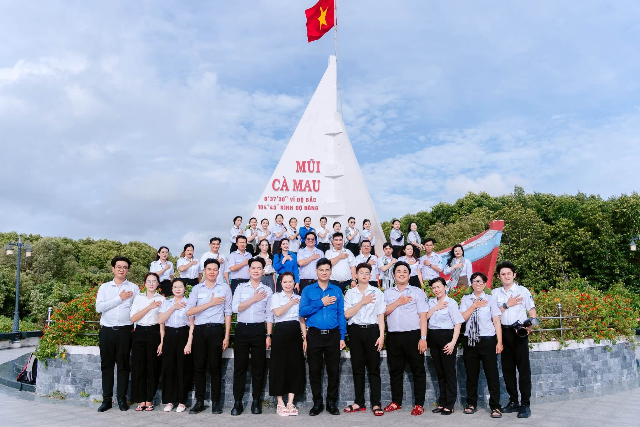 Đoàn sinh viên Đồng Nai tham quan và tìm hiểu các địa danh mang ý nghĩa lịch sử, văn hóa và chủ quyền quốc gia tại Mũi Cà Mau.