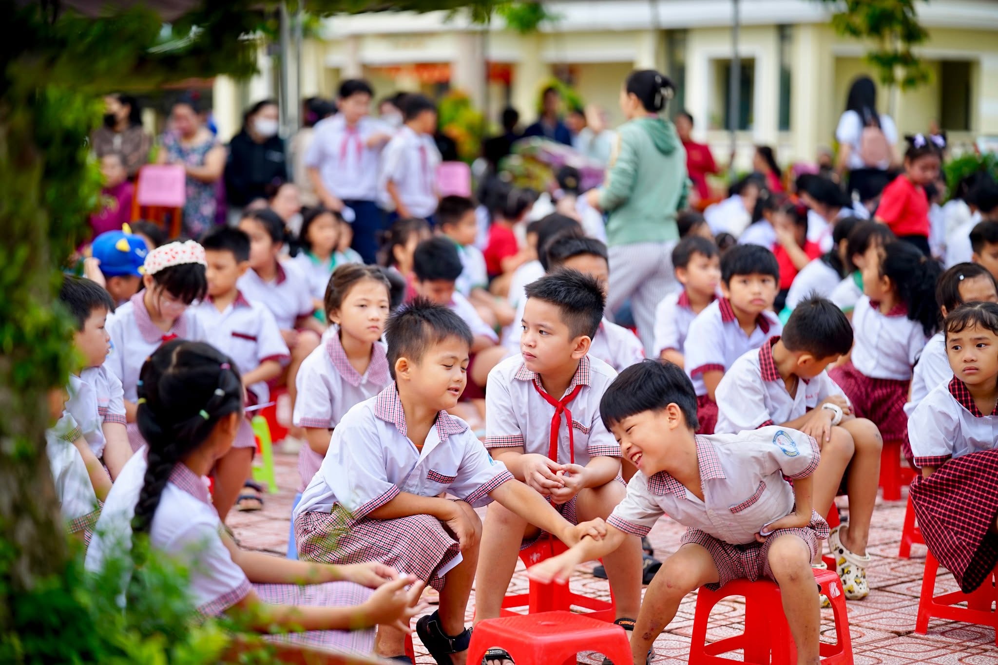 Siêu thị học đường 0 đồng: Trao yêu thương, tiếp sức đến trường cho học sinh khó khăn tại xã An Phước 1 Hình ảnh toàn cảnh chương trình Siêu thị học đường 0 đồng tại xã An Phước, nơi học sinh có hoàn cảnh khó khăn được hỗ trợ những vật dụng thiết thực.