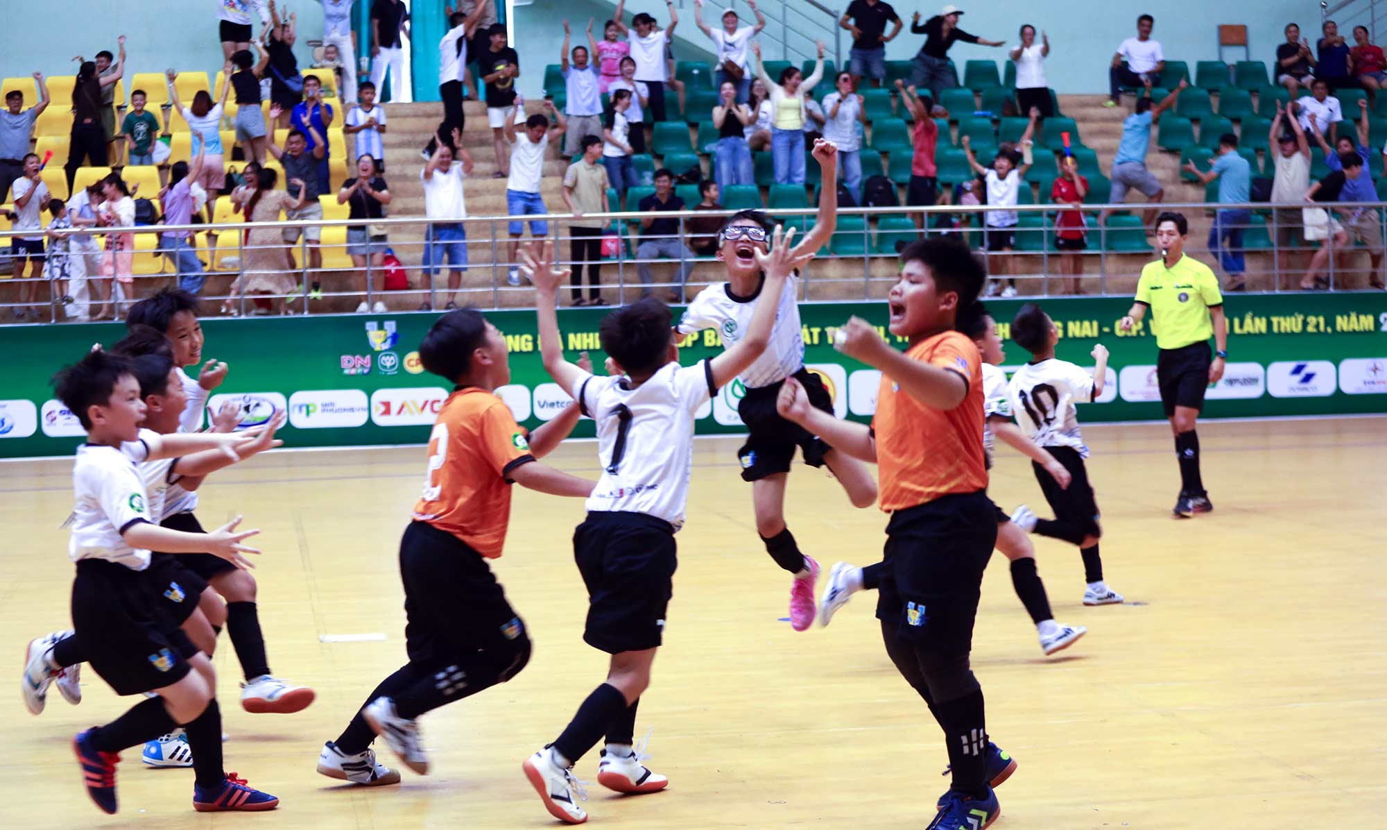 Cầu thủ nhí U11 Long Thành ăn mừng chiến thắng luân lưu 2-1 trước U11 Phước Long