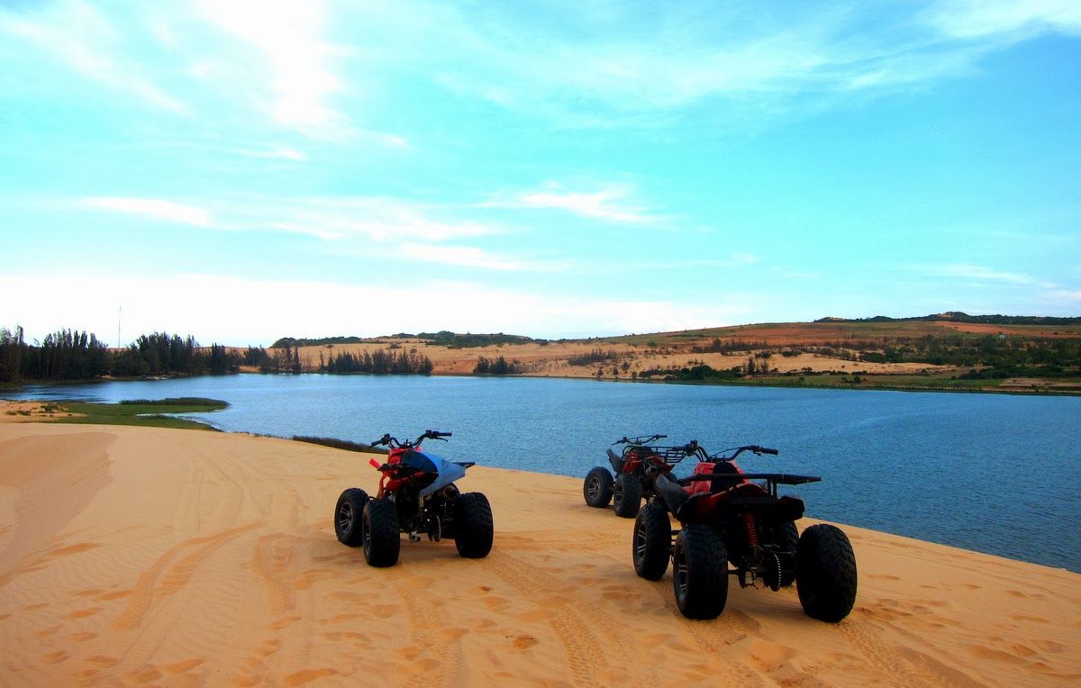 Địa điểm du lịch Phan Thiết Bàu Trắng với đồi cát trắng và hồ nước xanh