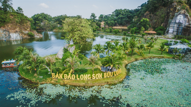 Đồng Nai có gì đặc biệt: Cùng khám phá 5 địa điểm nổi tiếng tại Đồng Nai dịp lễ 2/9 1 Toàn cảnh Bán đảo Long Sơn tại Khu du lịch Bửu Long với hồ nước, cây xanh và cảnh quan thiên nhiên đặc trưng.