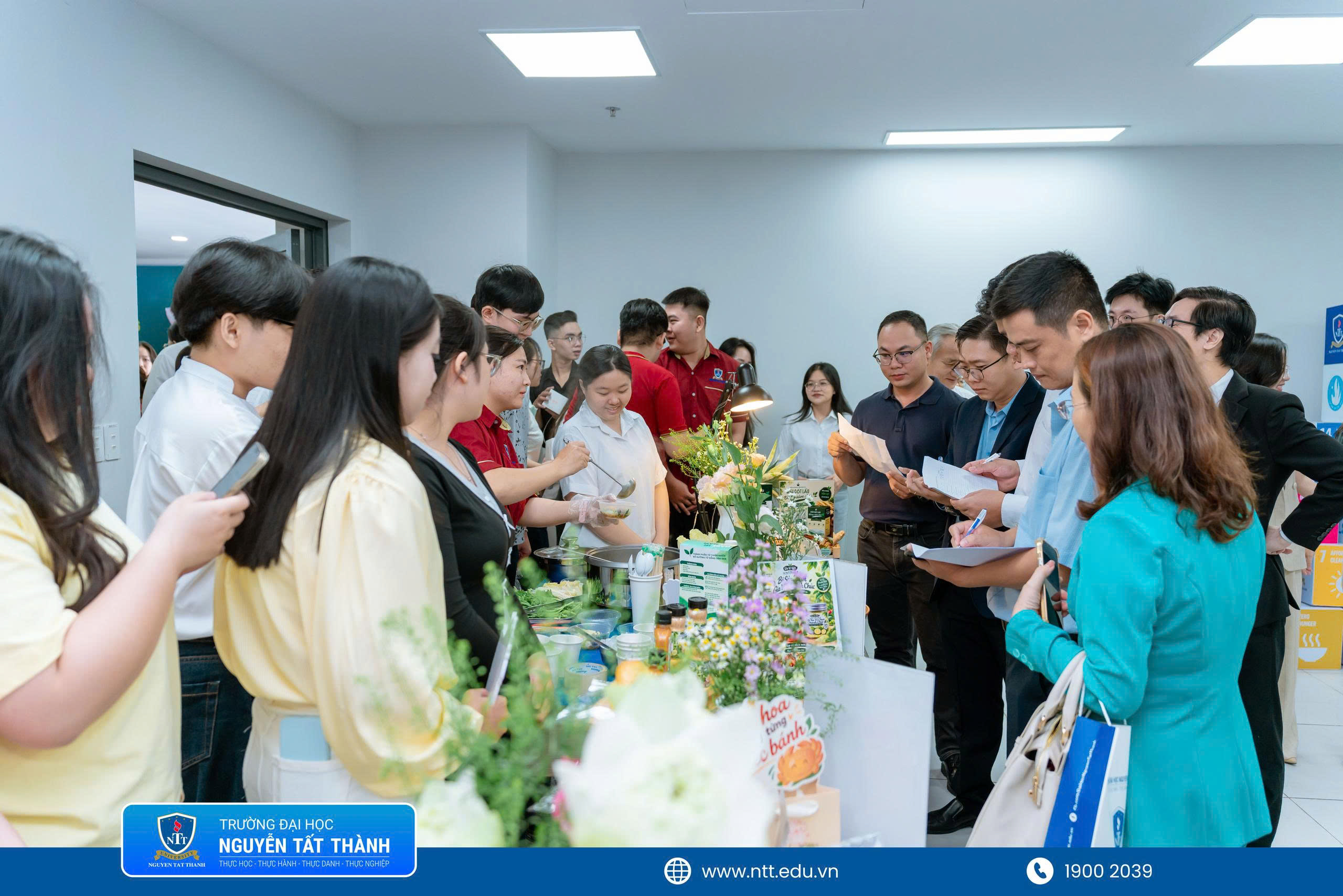 Domilk Đồng Hành Cùng Sinh Viên Qua Hợp Tác Doanh Nghiệp – Nhà Trường 3 Sinh viên và đại diện doanh nghiệp giao lưu tại khu vực trưng bày trong khuôn khổ Ngày hội Doanh nghiệp.