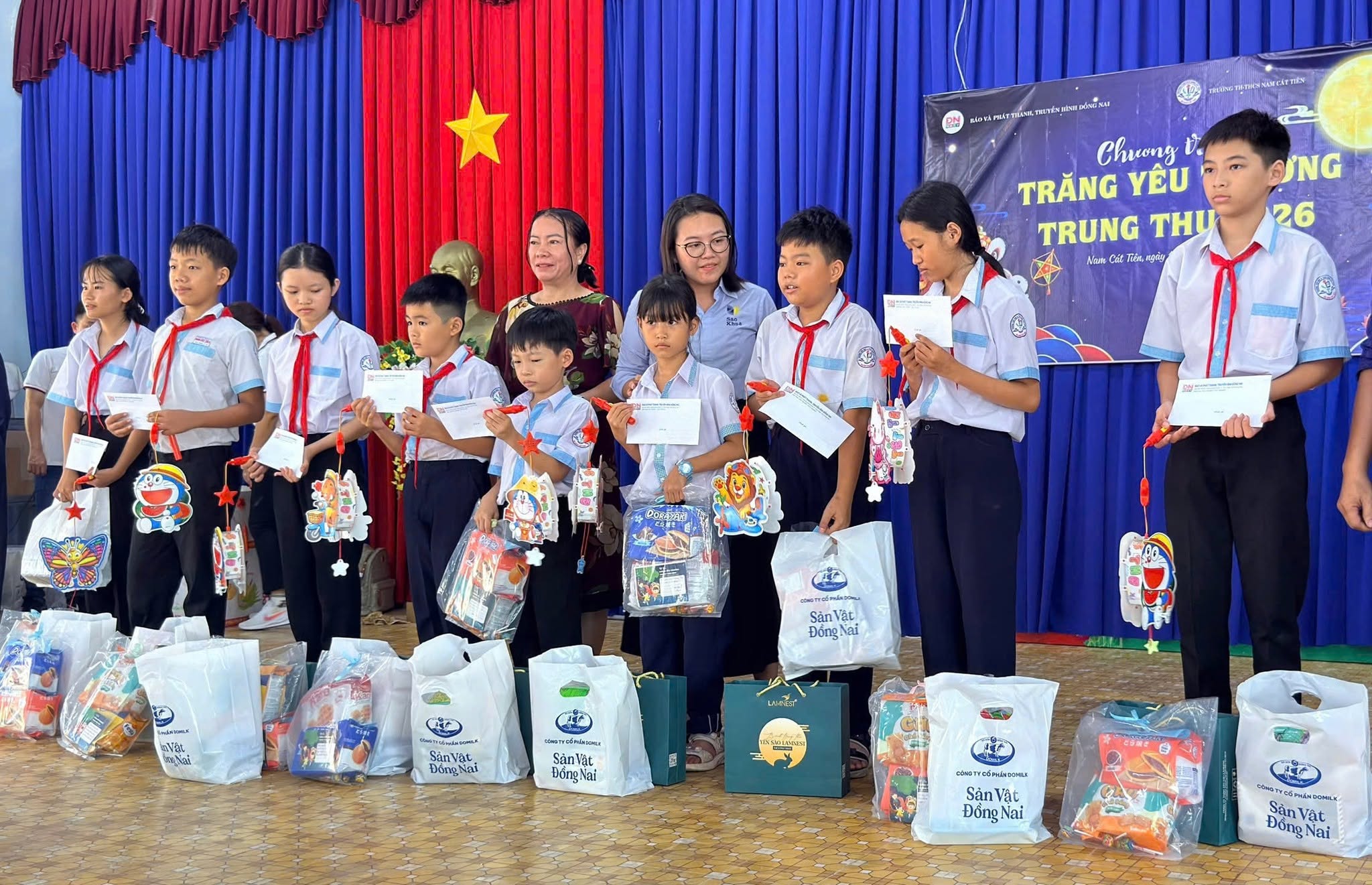Khoảnh khắc các em học sinh cùng đại diện nhà trường, ban tổ chức và đơn vị đồng hành tại chương trình Trung thu ở Nam Cát Tiên.