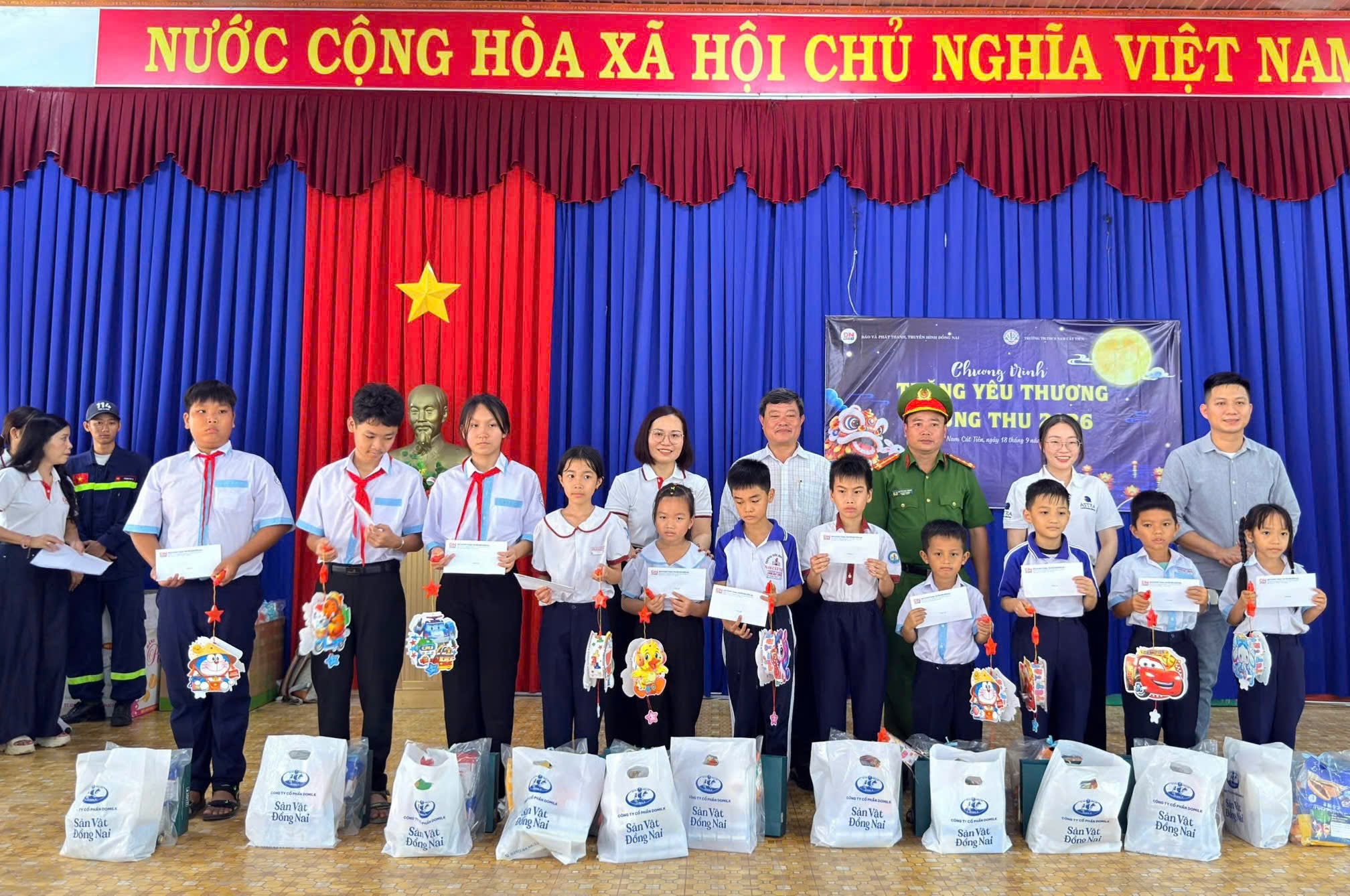 Học sinh Trường Tiểu học và THCS Nam Cát Tiên nhận học bổng, lồng đèn và các phần quà trong chương trình Trăng yêu thương – Trung thu 2026.
