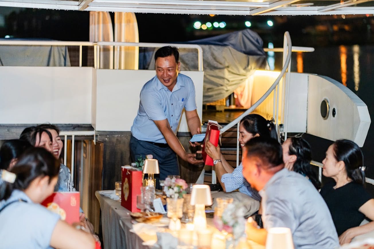 Trưởng phòng Kinh doanh Domilk trao quà và giao lưu cùng Nhà phân phối trong buổi tiệc tri ân khách hàng.