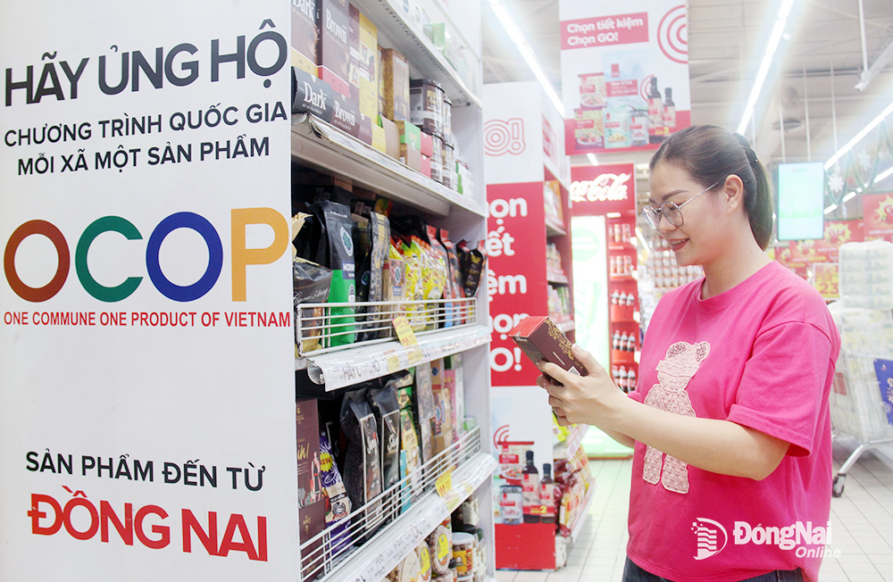 Người tiêu dùng lựa chọn sản phẩm đặc sản tại siêu thị, minh họa cho việc cân nhắc sản phẩm phù hợp để làm quà dịp lễ.