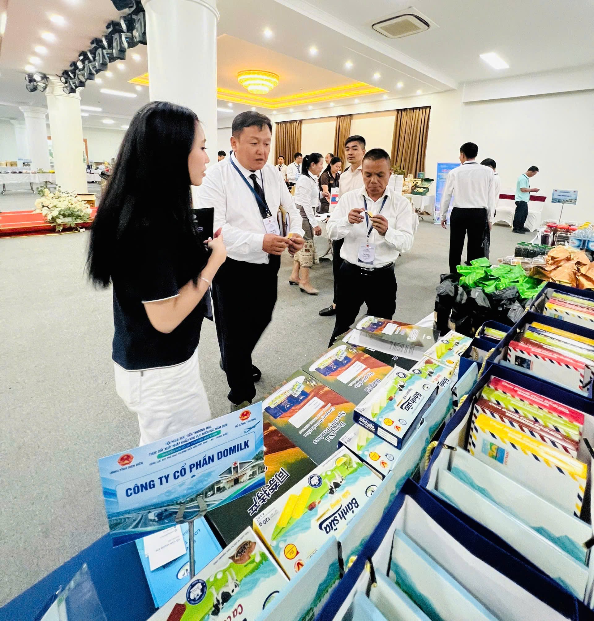 Đại diện Domilk trực tiếp giới thiệu sản phẩm và trao đổi với khách tham quan tại Hội nghị Xúc tiến thương mại ở Điện Biên.