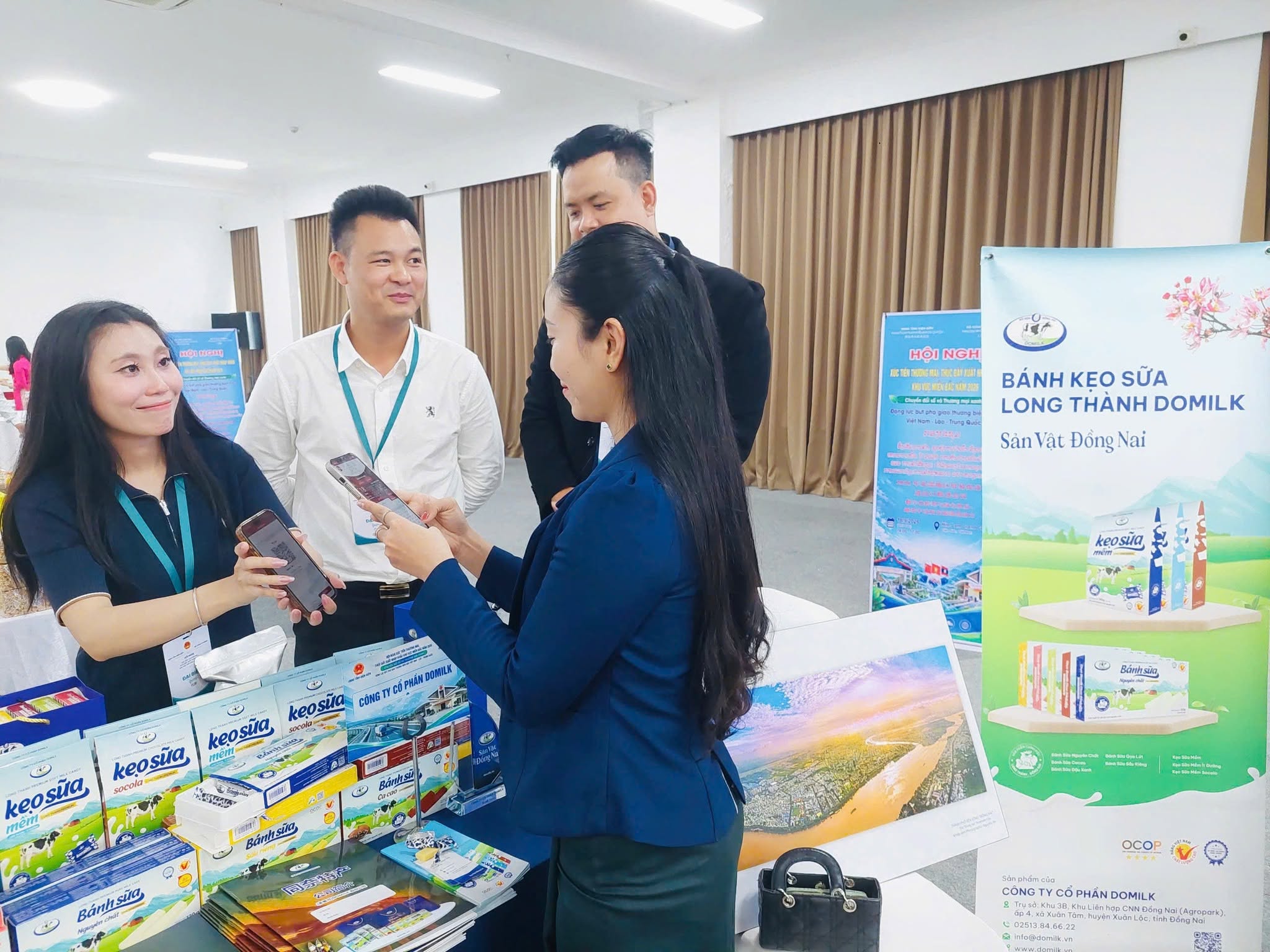 Gian hàng Domilk trưng bày bánh kẹo sữa Long Thành trong không gian kết nối giao thương tại Hội nghị Xúc tiến thương mại năm 2026.