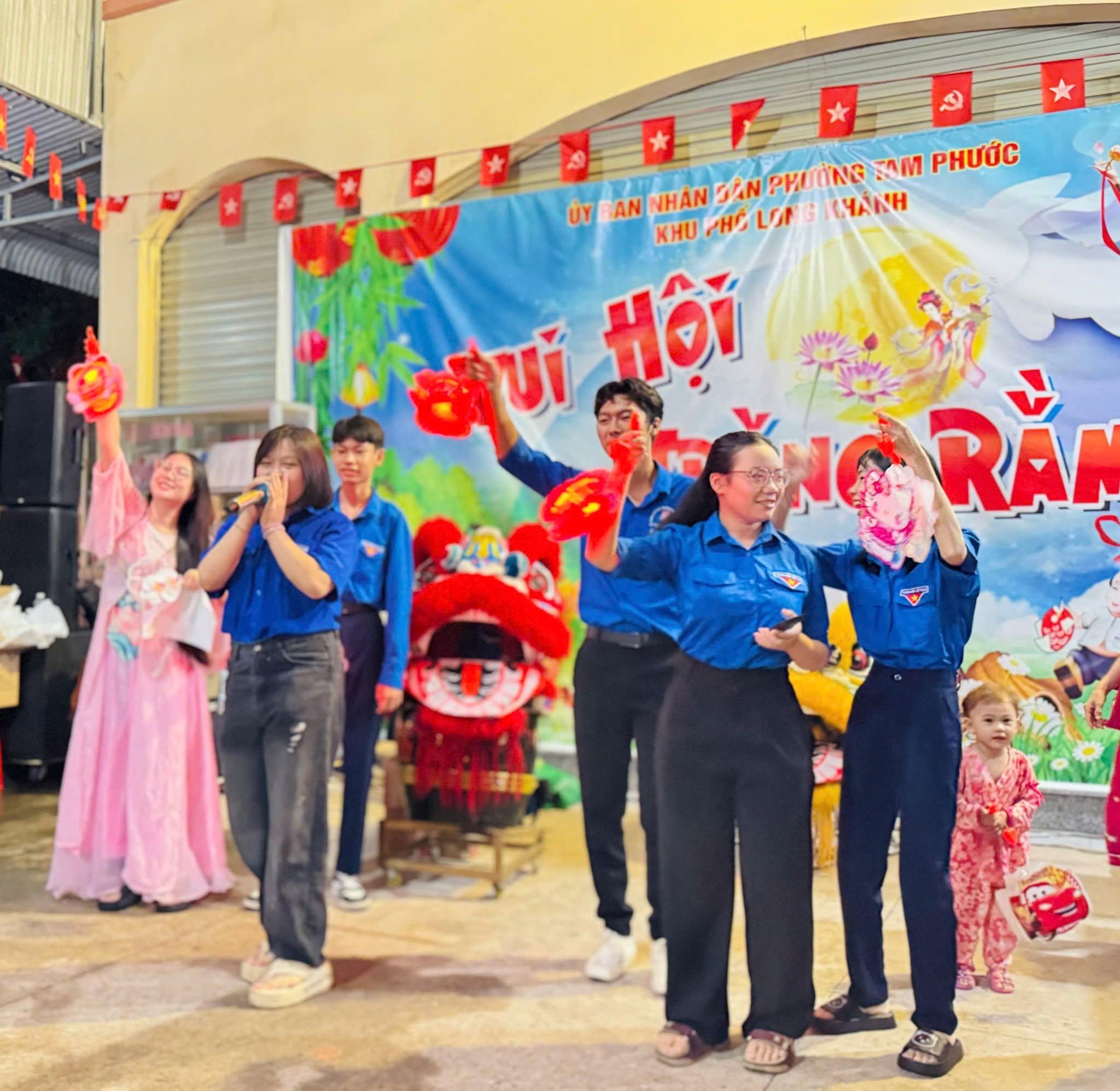 Trao quà Trung thu cho các bạn nhỏ tại Tam Phước 2 Không khí vui tươi và ấm áp của các bạn nhỏ trong hoạt động Trung thu tại Khu phố Long Khánh 3, phường Tam Phước.