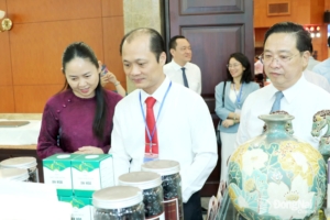 Lãnh đạo ghé thăm gian hàng sản phẩm Đồng Nai tại hội nghị