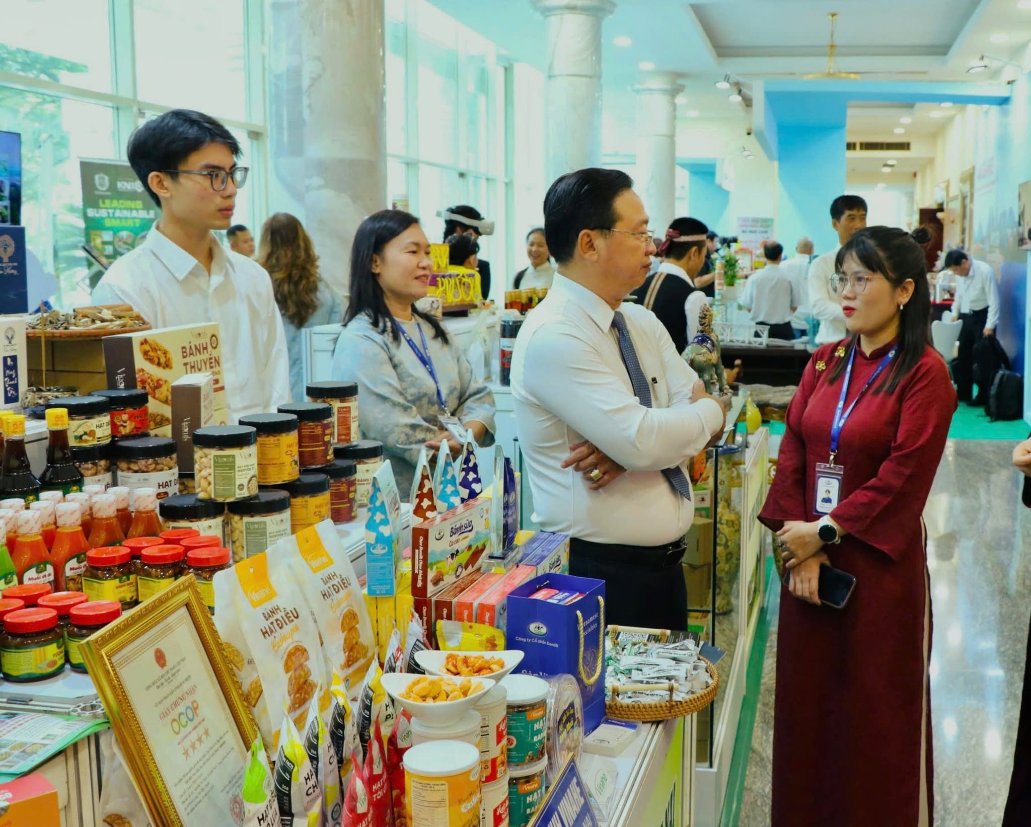 Nhân viên Domilk giới thiệu các sản phẩm tại không gian trưng bày sản phẩm đặc trưng trong khuôn khổ Hội nghị liên kết phát triển.