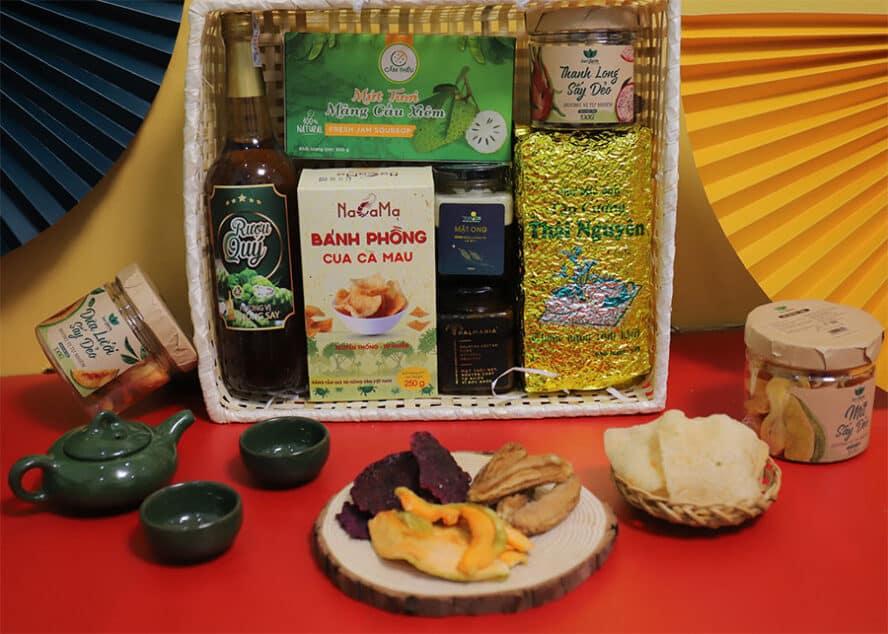 Giỏ quà quê Việt Nam gồm nhiều đặc sản địa phương như bánh, trái cây sấy, mật ong và các sản phẩm truyền thống, phù hợp làm quà sau mỗi chuyến đi.