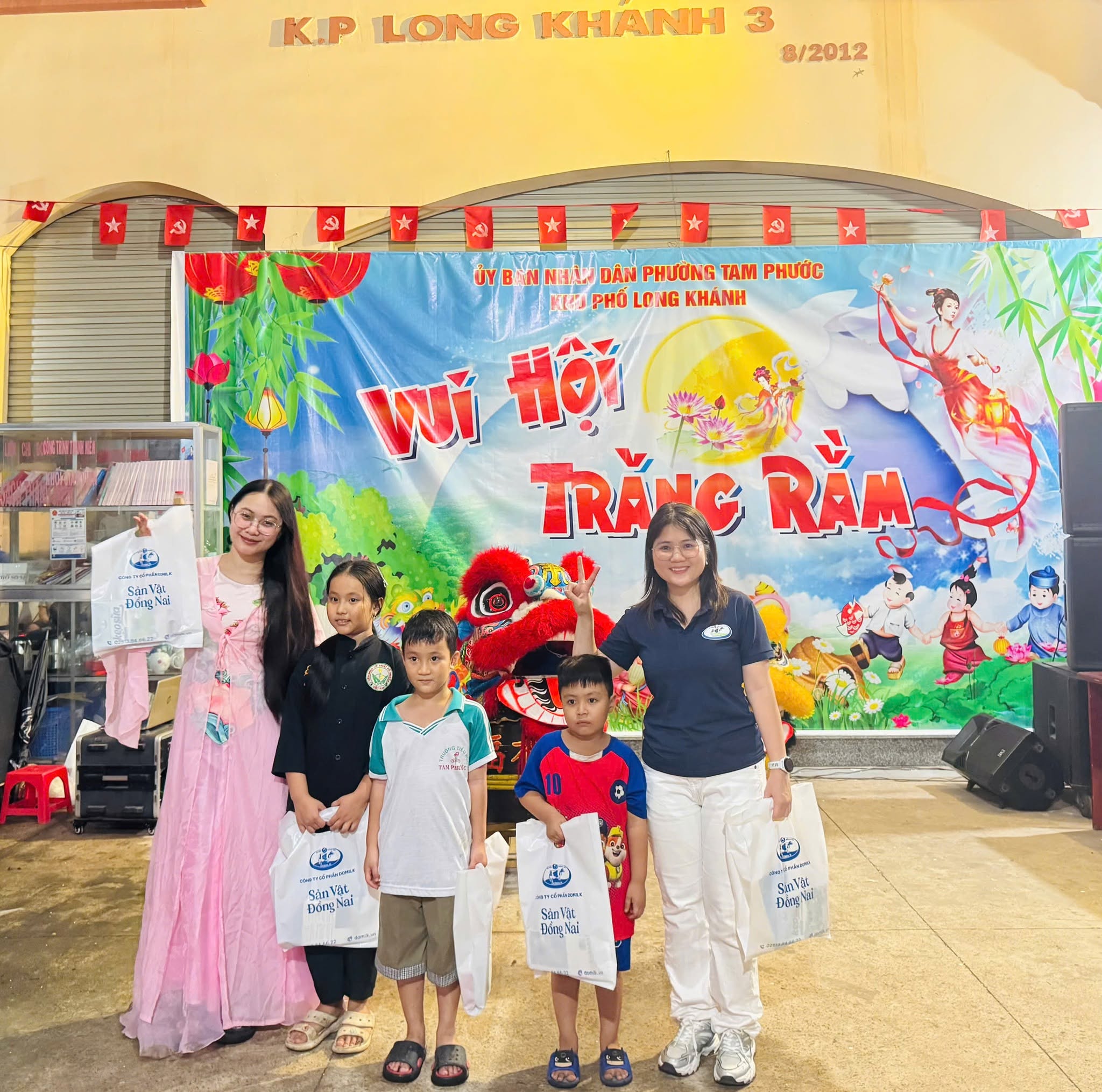 Trao quà Trung thu cho các bạn nhỏ tại Tam Phước 1 Domilk trao quà Trung thu cho các bạn nhỏ là con em của các cô chú cựu cán bộ Xí nghiệp Bò sữa An Phước tại phường Tam Phước.