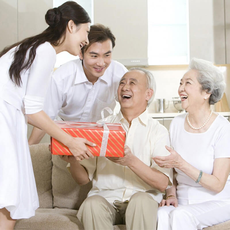 Đi chơi về chưa biết mua gì làm quà: Gợi ý 5 món quà tặng ý nghĩa 1 Hình ảnh con cháu trao quà cho ông bà sau chuyến du lịch, thể hiện sự quan tâm và tình cảm gia đình.